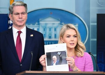 Amazon vs. White House: The Tariff Display Controversy and the Trump-Bezos Feud