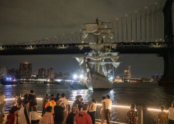 Mexican Navy Ship Crashes Into Brooklyn Bridge: 2 Dead, 19 Injured in NYC Accident