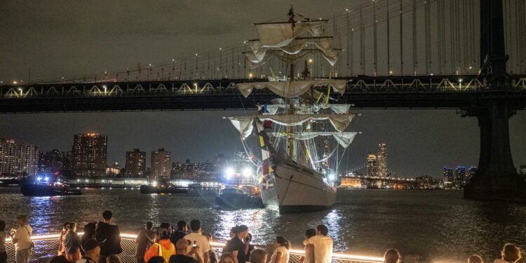 Mexican Navy Ship Crashes Into Brooklyn Bridge: 2 Dead, 19 Injured in NYC Accident