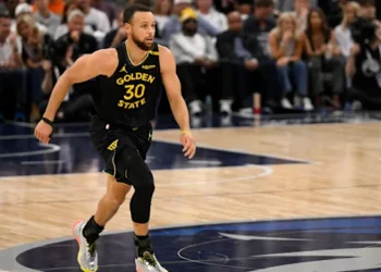 Steph Curry Injured: Warriors Beat Timberwolves in Game 1 Despite Hamstring Scare